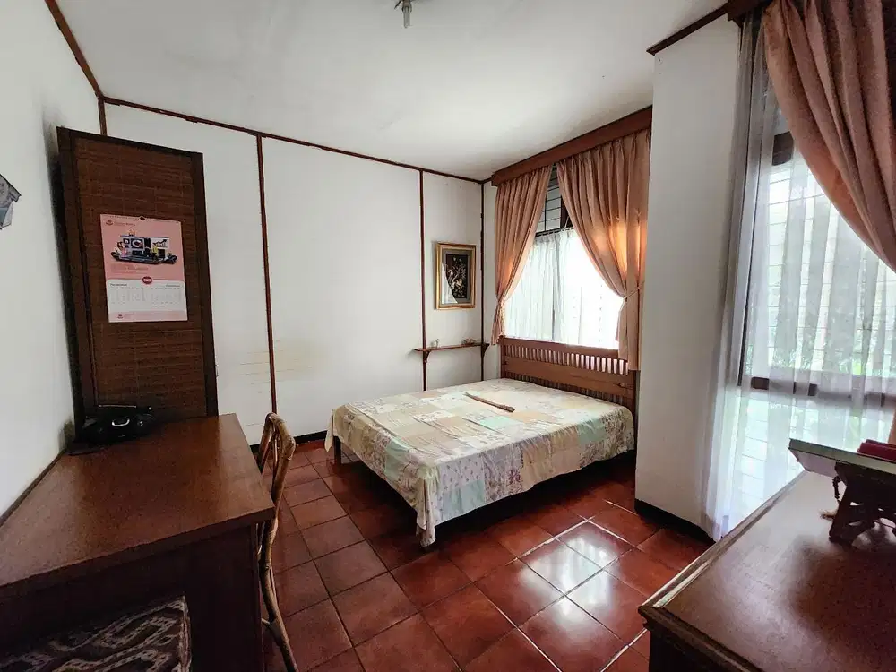 Dijual Cepat Rumah Luas Asri Di Jalan Pahlawan Kota Bandung