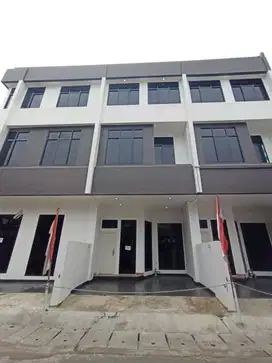 Dijual Rumah 3,5 lantai bangunan baru 10 menit dr PRJ