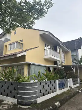 Dijual. Rumah Di Hoek. New grand Cirendeu