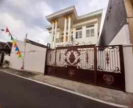 Rumah Mewah 2 Lt di Lingkungan Nyaman