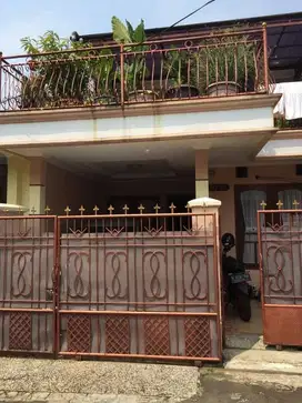 Di jual cepat rumah bagus 3 lantai di perumahan Cilebut
