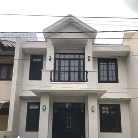 Dijual Rumah 2 Lantai Baru Renov di Regency Kuda Dua Surabaya Pusat
