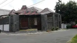 Rumah desain etnik modern berada di pusat bisnis Kota Solo