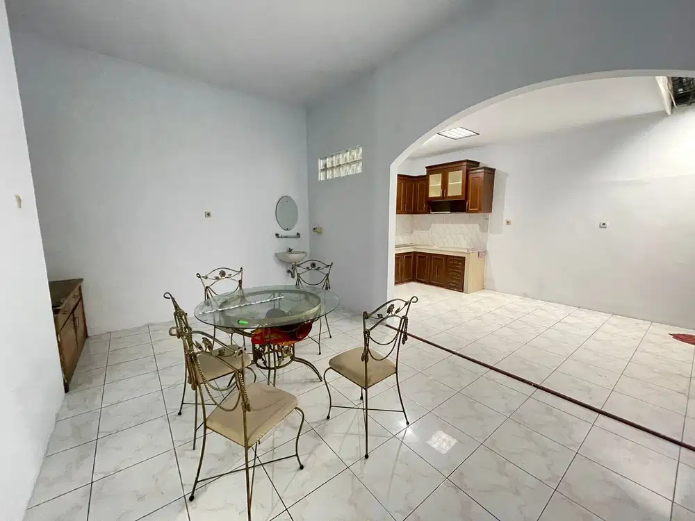 Rumah Villa di Komplek Cemara