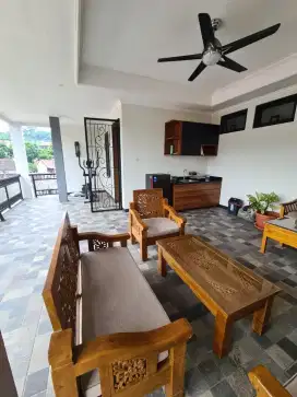 DIJUAL RUMAH 3 LANTAI BAGUS SIAP HUNI HARGA NEGO SENTUL CITY