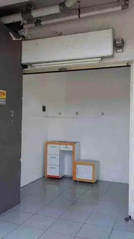 Dijual unit kios untuk usaha di Apartemen Green Pramuka.