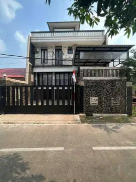 Rumah Modern 3 Lantai Nyaman Komplek Besar Bumi Puspitek Asri Serpong