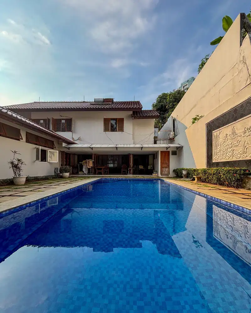 Dijual Rumah Secondary dengan Halaman Luas yang Nyaman