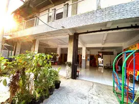 Rumah Luas Pondasi 3 Lantai Pinggir Jalan Utama Di Sumber Solo