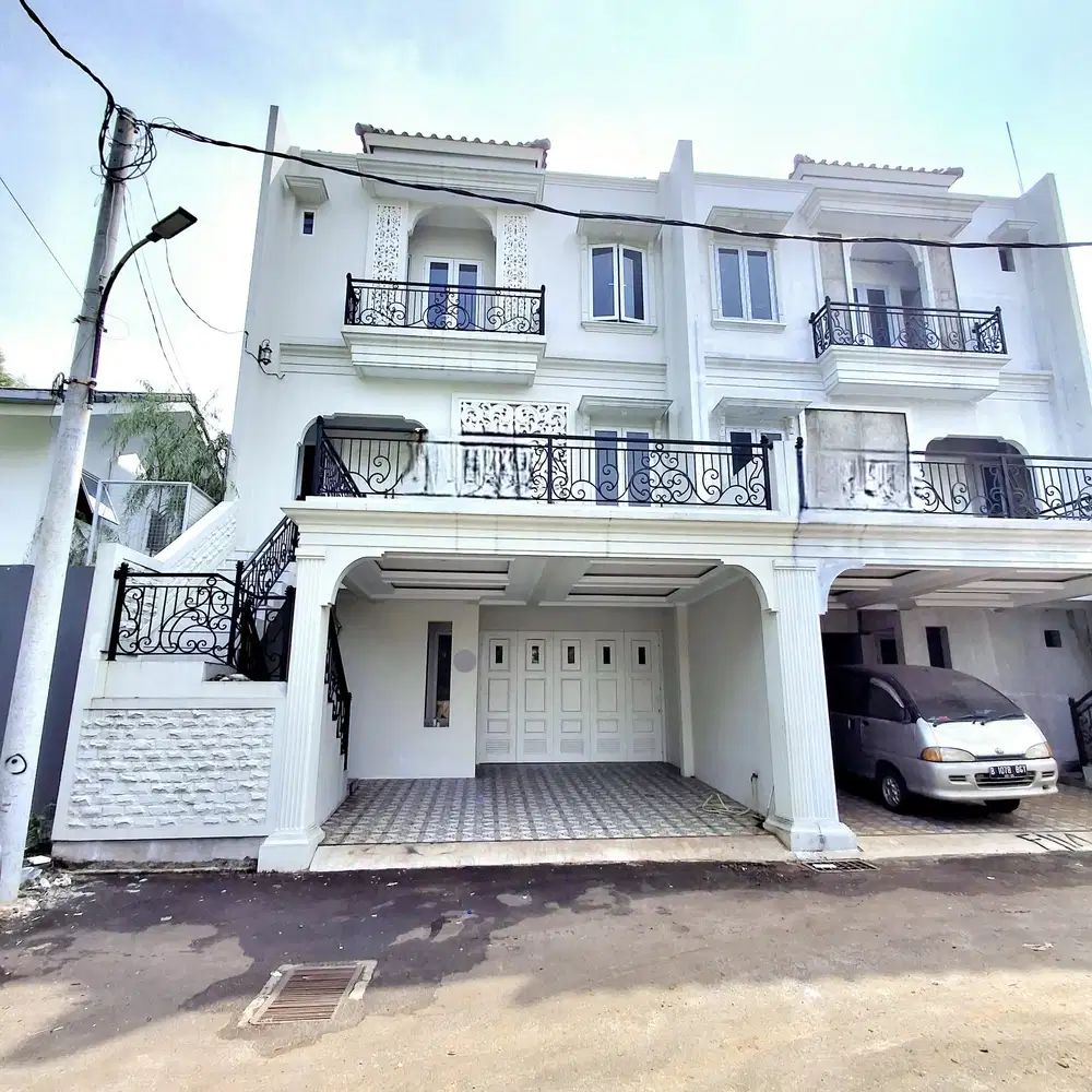 Rumah Dengan Private Pool Dekat Plataran Jagakarsa