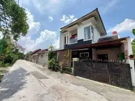Rumah 2 lantai sangat strategis dekat pasar cebongan