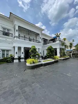 Rumah Sultan Daerah Ring Road di Komplek Elite Evergreen Dijual Rugi