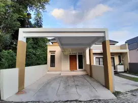 RUMAH BARU SIAP HUNI TANAH LUAS DEKAT KAMPUS UII NGAGLIK