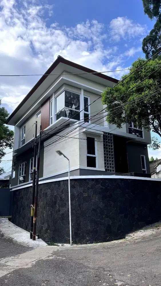 RUMAH BARU SIAP HUNI DI KOMPLEK UNPAD CIGADUNG BANDUNG