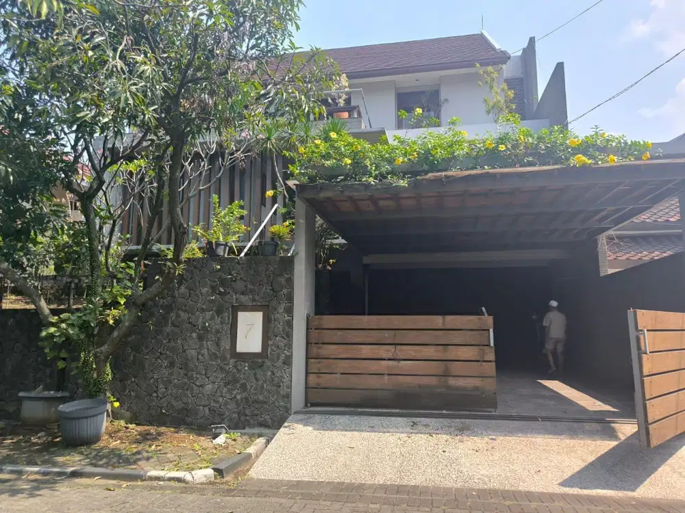 Rumah Cantik Mewah Suasana Asri 3 lantai di Batununggal Indah Bandung