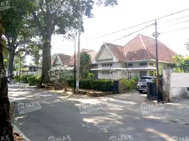 RUMAH BELANDA ASLI JALAN TANGKUBAN  PERAHU,KLOJEN MALANG,TERAWAT