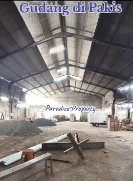 Gudang di Poros Jalan Raya Pakis