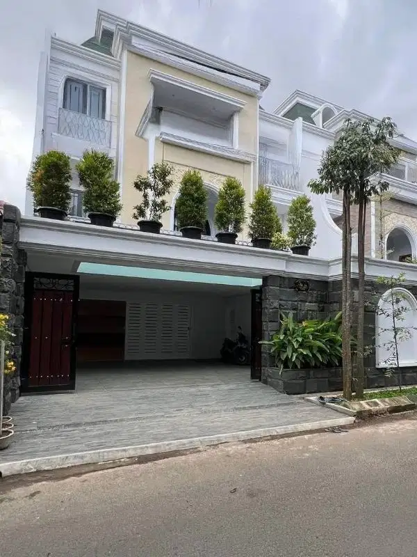 Jual rumah mewah private pool plus rooftop di jaksel