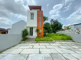 RUMAH 2 LANTAI SIAP HUNI, TANAH LUAS, DEKAT LOTTE MART MAGUWO