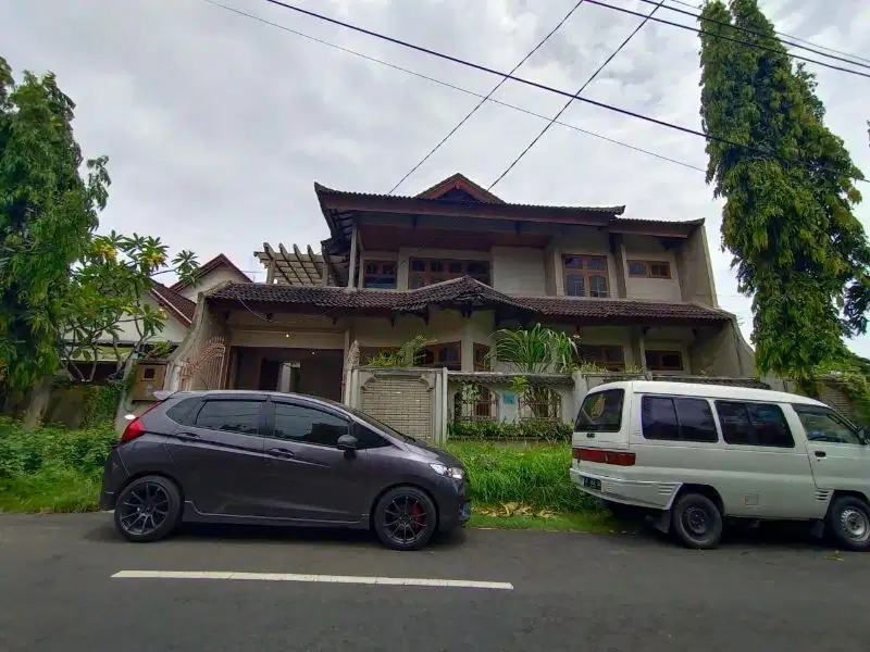 Jual Rumah Lux, harga murah, lokasi strategis pusat kota