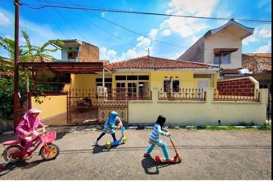 Jual Rumah Tanah LUAS TERAWAT harga MURAH di Cihanjuang Kota Cimahi