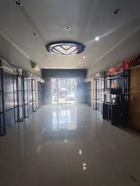 TOKO HOOK SUPER LUAS JALAN KARIMATA DEKAT UNMUH JEMBER