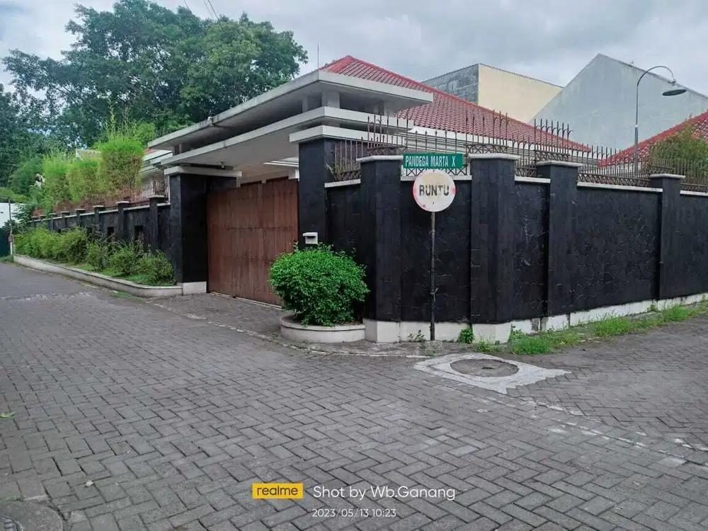 Rumah mewah 1 lantai dengan tanah luas di Pogung baru