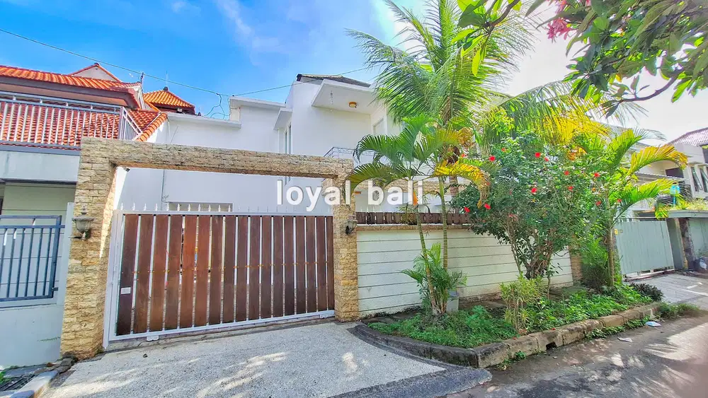 Luxury and Modern House with White Nuance in Taman Mumbul, Bali