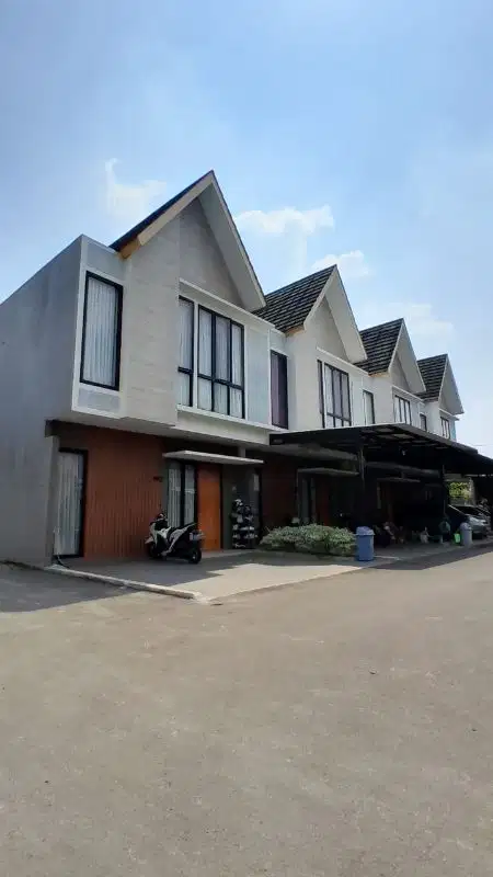 RUMAH MEWAH 2 LANTAI ROW JALAN BESAR TANAH LUAS BEBAS BANJIR