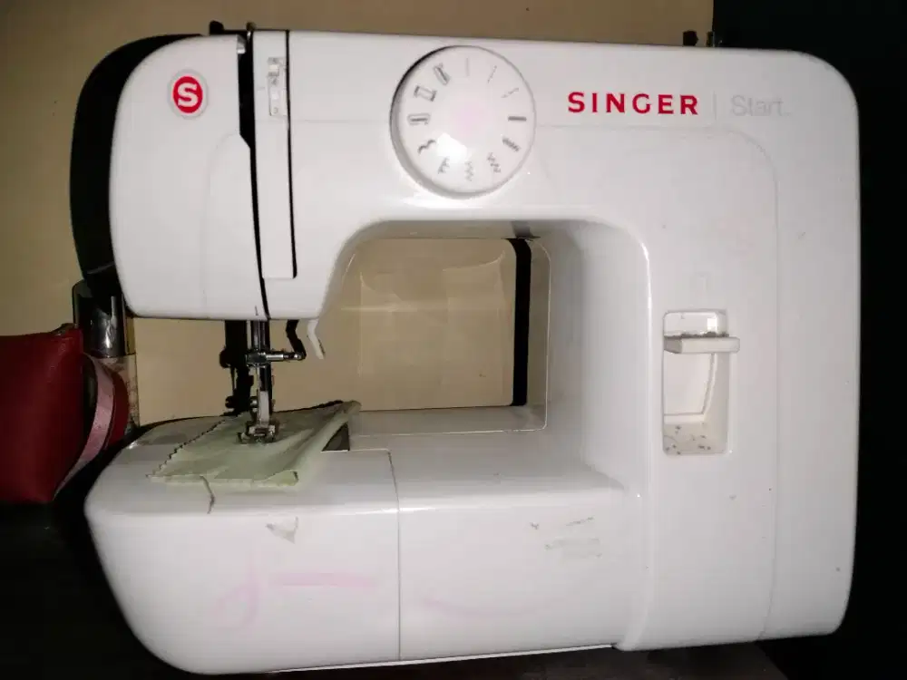 Mesin jahit Singer model 1306