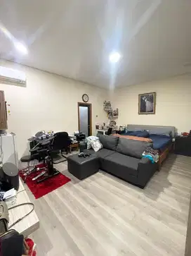 Dhyana rumah bagus jelambar uk 9.8x20m bangunan 3 lantai lokasi bagus