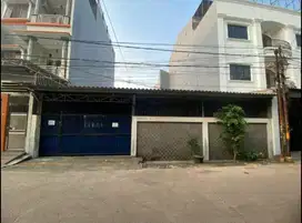 RUMAH NGANTONG LUAS 12.5 X 43M² JELAMBAR DEKET KE ANGKE TELUk GONG