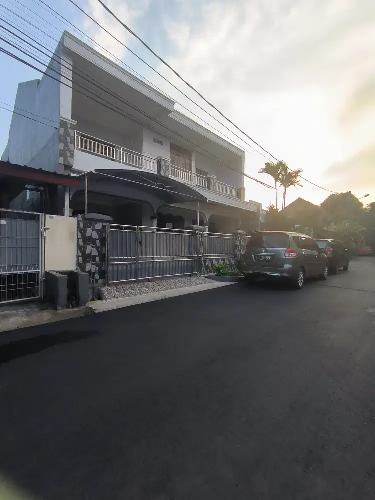 Di sewakan rumah besar di komplek pondok kopi dekat RS islam