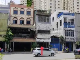 Ruko Pinggir Jalan Kawasan Bisnis di Gajah Mada Raya