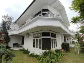 Disewakan Rumah Klasik Mewah Terawat Furnish di Sayap Pasteur