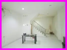 Dhyana Disewa rumah ukuran 4.5x15m di Jelambar