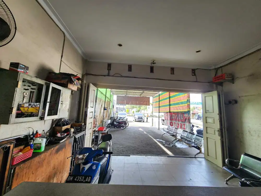 Dijual Ruko 3lt Posisi Hook, tepi jalan besar Jl. Hr. Soebrantas