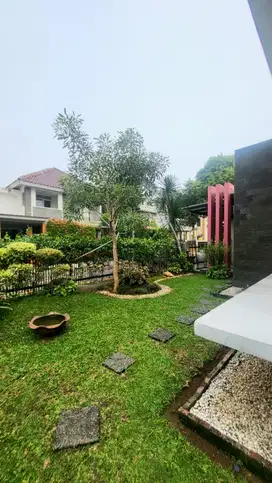 Dijual Cepat: Rumah Mewah Premium Posisi Hoek dengan Kolam Renang