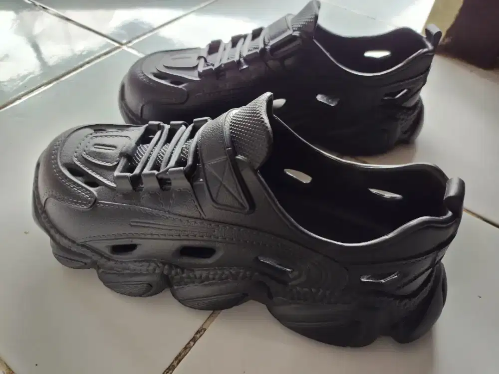 Sepatu karet olahraga warna hitam
