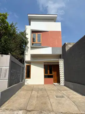 Rumah SHM pinggir jalan 2 lantai 6 menit ke alun-alun Ujungberung