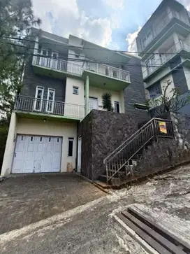 Sewa Rumah 3 Lantai di Graha Padasuka Bandung  View Gunung dan Taman