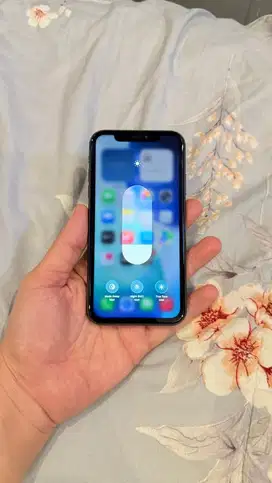 Dijual Iphone 11 Black 64GB Resmi Ibox Hp charger