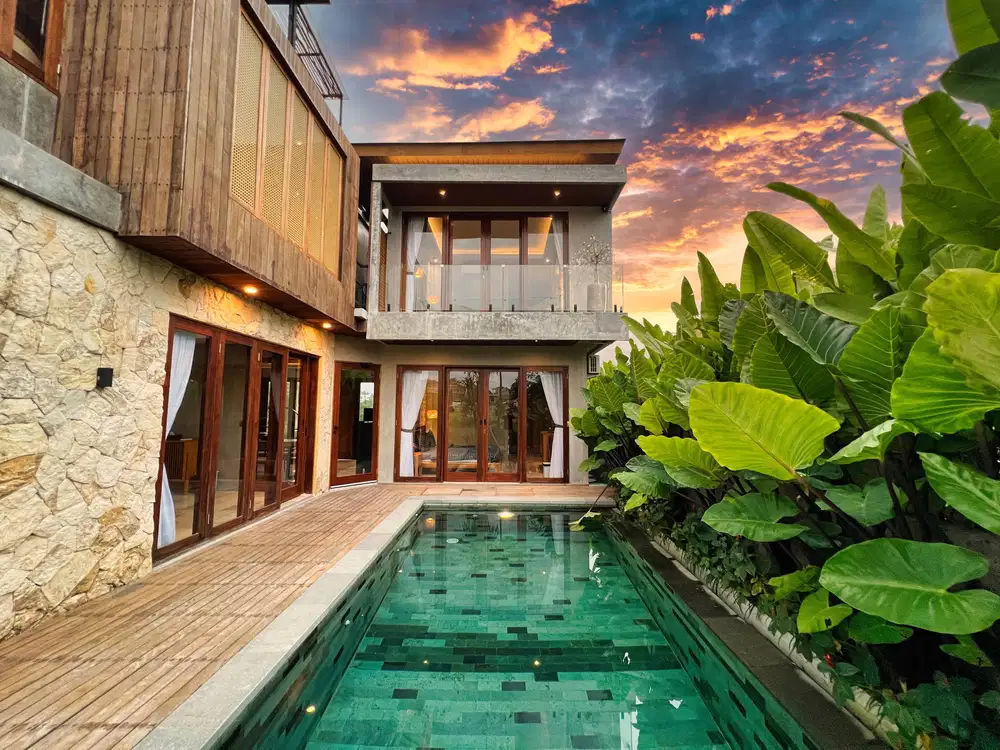 CONTEMPORARY TWO-FLOOR VILLA OVERLOOKING THE OCEAN IN CEMAGI