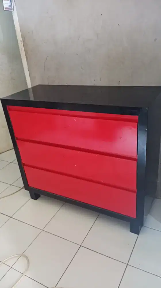 lemari laci tiga susun