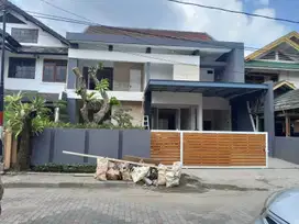 rumah mewah baru dengan kolam renang strategis di condong catur jogja