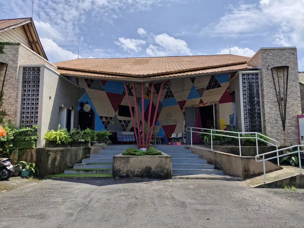 CAFE RESTO DISEWAKAN DI KETEWEL DENGAN OCEAN VIEW