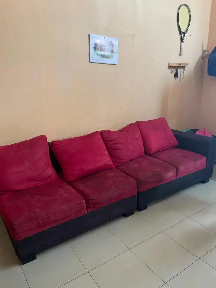 Sofa merah bisa digai menjadi 2 bagian