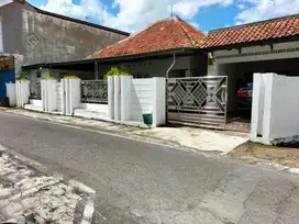 Rumah bangunan kokoh dekat SMK Farmasi Serengan Solo