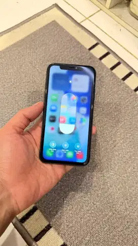 Dijual Iphone 11 Black 64GB Resmi Ibox Hp charger