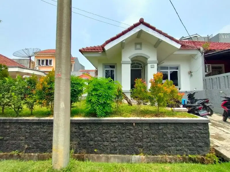 dikontrakkan rumah satu lantai halaman luas
